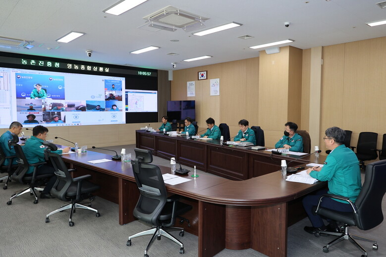 제18호 태풍 ‘끄라톤’ 북상으로 예상되는 농업 분야 피해를 최소화하기 위한 대책 논의(농진청 제공)
