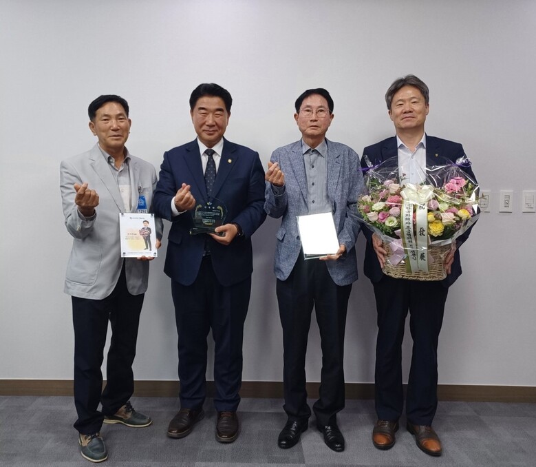 한국화훼자조금협의회는 지난 10월 2일 서울 국회의원회관에서 더불어민주당 이기헌(경기 고양시병) 의원을 ‘꽃을 사랑하는 국회의원’으로 위촉했다. 사진 왼쪽부터 자조금협의회 서용일 회장. 이기헌 의원, 경기도장미연구회 정수영 회장, 한국화훼농협 장기남 상임이사 모습(한국화훼자조금협의회 제공)