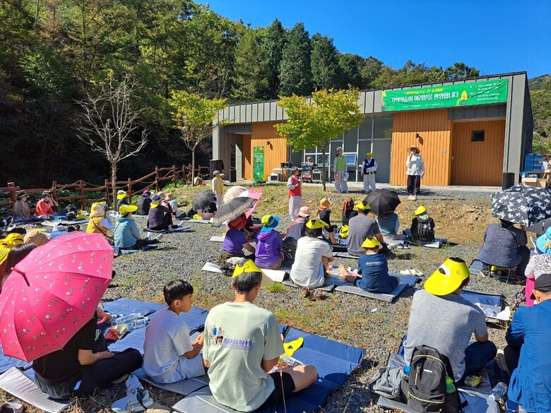  참여자들이 마당극 사물놀이 체험프로그램을 하고 있다.(한국수목장문화진흥재단 제공)