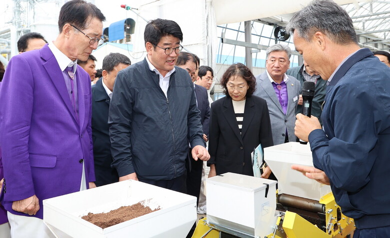 권재한 농촌진흥청장은 7일 전남 신안군에서 벼 육묘장을 활용한 양파 육묘 현장을 찾아 양파의 파종과 육묘 연구 상황을 점검하고 있다. (농촌진흥청 제공)