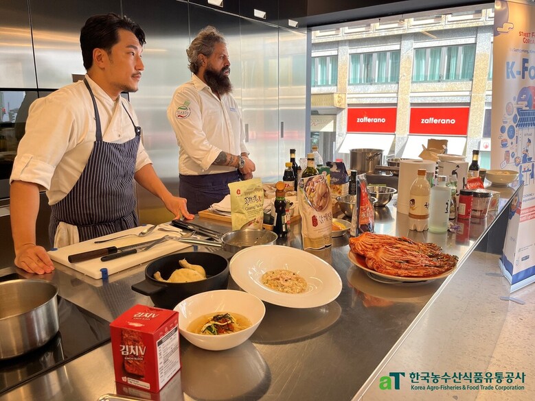 김민석 셰프와 FIPPC 셰프가 함께한 K-푸드 홍보 (aT 제공)