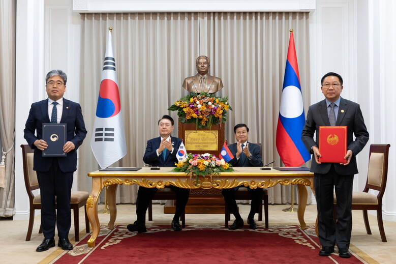 임상섭 산림청장(왼쪽)과 린캄 드엉사완 라오스 농림부장관(오른쪽)이 10일(현지시각) 라오스 주석궁에서 윤석열 대통령과 통룬 시술리트 라오스 국가주석이 참석한 가운데 한-라오스 산림 파괴 방지를 통한 온실가스 감축사업(REDD+) 협력에 대한 기관 간 약정을 체결하고 있다.(산림청 제공)