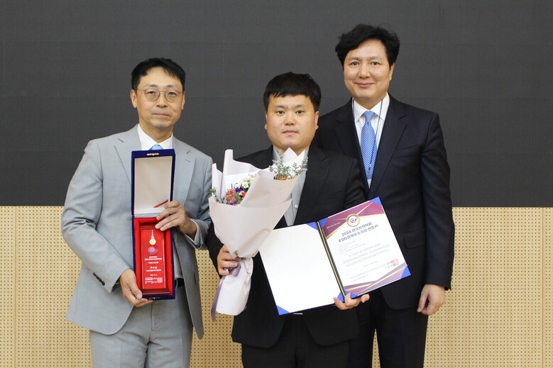 ESG 혁신정책대상 수상 사진 