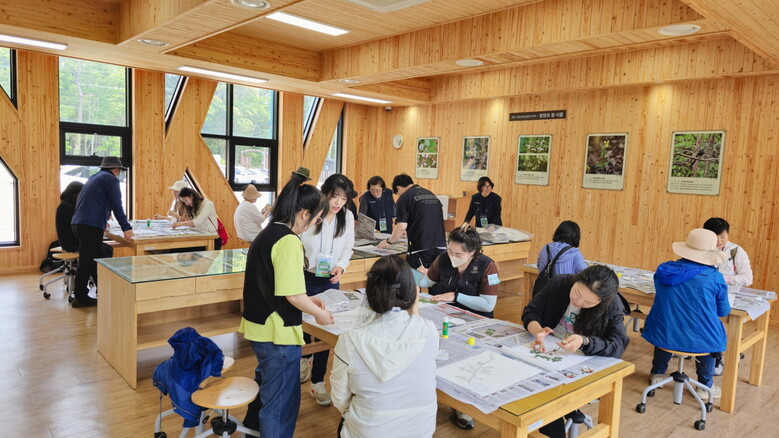 서부지방산림청, ‘가을 숲에서 힐링’이라는 주제로 산림치유 프로그램 진행(서부지방산림청 제공)
