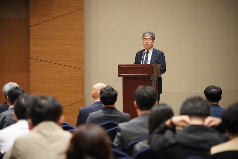 임상섭 산림청장이 '2024년 한국목재공학회 추계학술발표대회'에 참석해 축하인사말을 하고 있다.(산림청 제공)