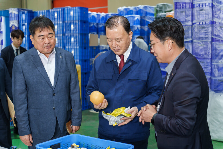 나주배원예농협 방문 현장사진 (가운데 aT 홍문표 사장)