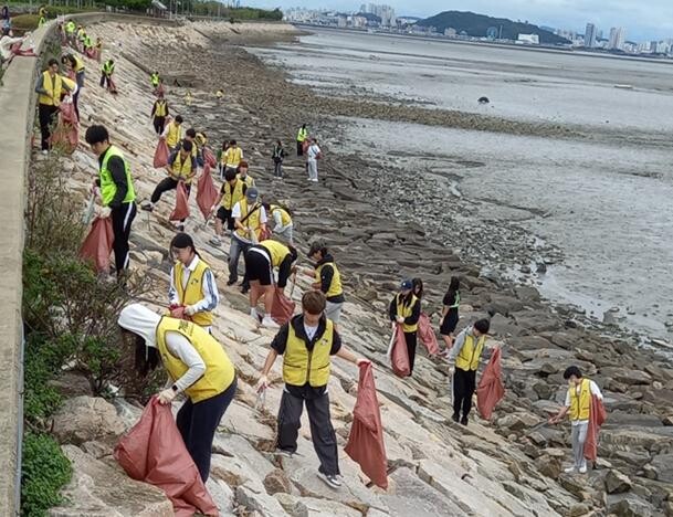 지난 9월, 영종봉사단 및 가천대학교 학생들 해양쓰레기 줍깅 활동(인천시청 제공)