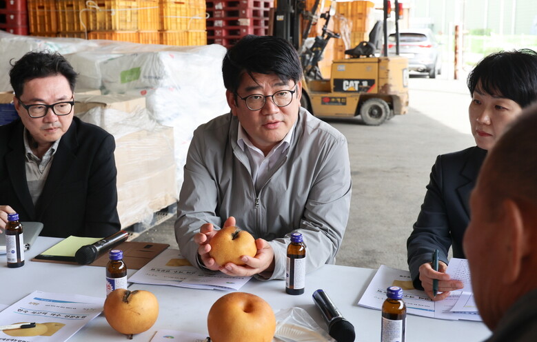 권재한 청장, 충남 천안서 배 열매 터짐 피해 상황 점검·기술 대책 모색(농진청 제공)