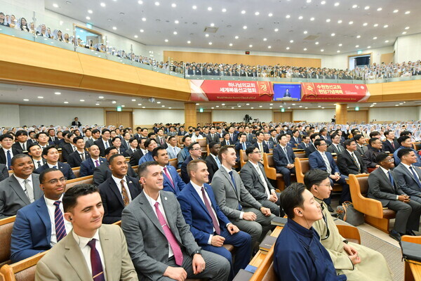 '수원권선 하나님의 교회'에서 열린 헌당식에 하나님의 교회 80차 해외성도방문단이 참여해 축하 열기를 더했다.