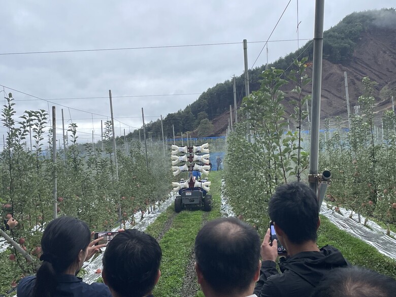 방제·제초·운반·모니터링 로봇을 활용한 과수분야 현장연시회(농진원 제공)