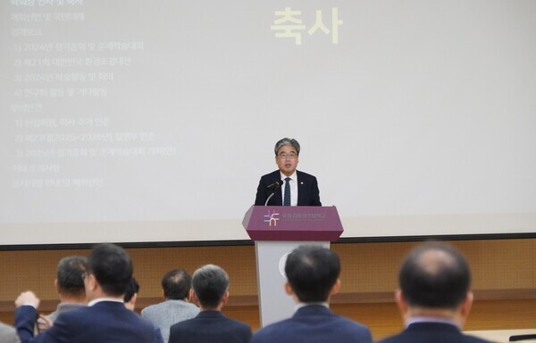 임상섭 산림청장이 한국조경학회 총회에서 축사를 하고 있다. (산림청 제공)