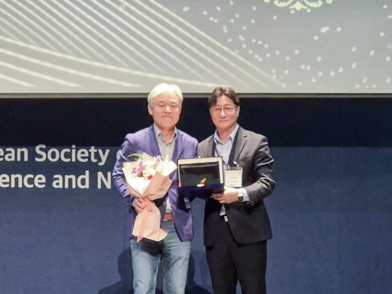 한국식품산업협회 이상욱 본부장과 이부용 교수 시상 장면(한국식품산업협회 제공)