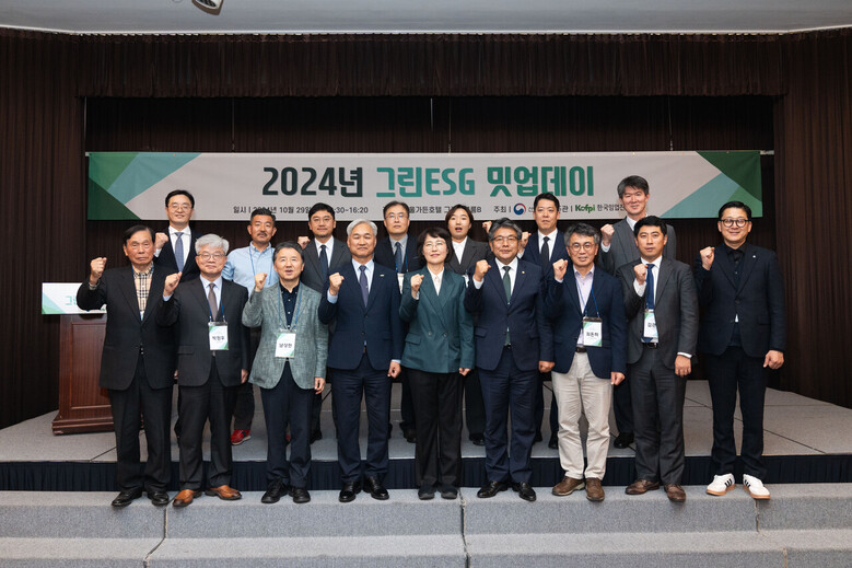 . (왼쪽부터 순서대로) 최남용 한국산림탄소협회장, 박원우 서울대학교 교수, 남성현 前산림청장, 최무열 한국임업진흥원장, 이미라 산림청 차장, 박정희 한국산림경영인협회장, 최돈하 한국임업진흥원 이사, 김관호 산림청 산림정책과장 