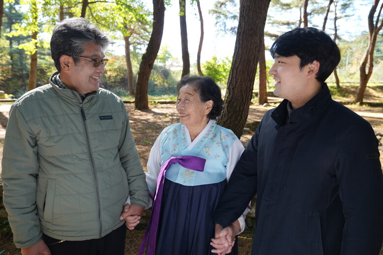 (왼쪽부터 순서대로) 2대 박정희 독림가, (1대 故 박동락 독림가 아내) 문유자 여사, 3대 박기현 독림가(산림청 제공)