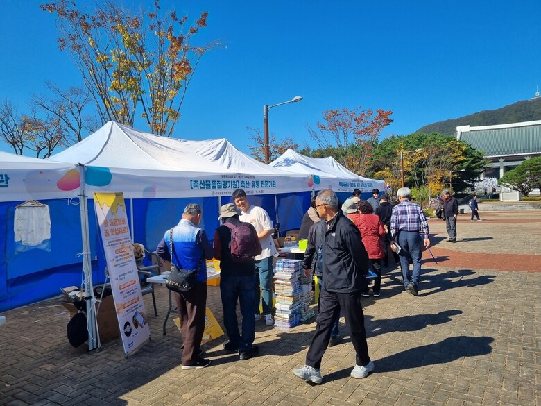 지난 26일, 축산물품질평가원은 대전·세종·충남 공공 협업 네트워크 5개 기관과 협업으로 사회공헌활동을 진행했다. (축산물품질평가원 제공)