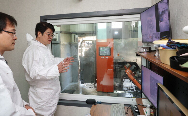 국산 로봇착유기 시범농가 방문(농진청 제공)