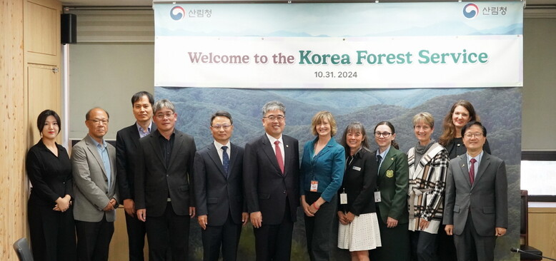 임상섭 산림청장이 31일 산림청 회의실에서 미국 산림청 및 세계치유포럼 관계자들과 기념촬영을 하고 있다.(산림청 제공)