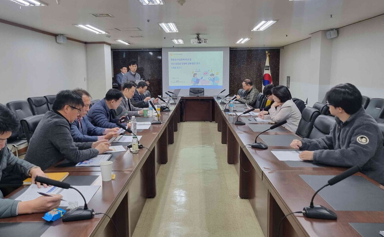 '한돈과 수입돈육 비교 및 국산 삼겹살 경쟁력 강화 연구' 최종보고회에서 한돈미래연구소 이병석 부소장이 연구 결과를 발표하고 있다.(한돈자조금 제공)