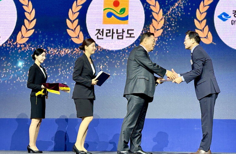 지역균형발전사업 우수사례 기관 표창을 박용철 기술지원국장이 수상(전남농기원 제공)