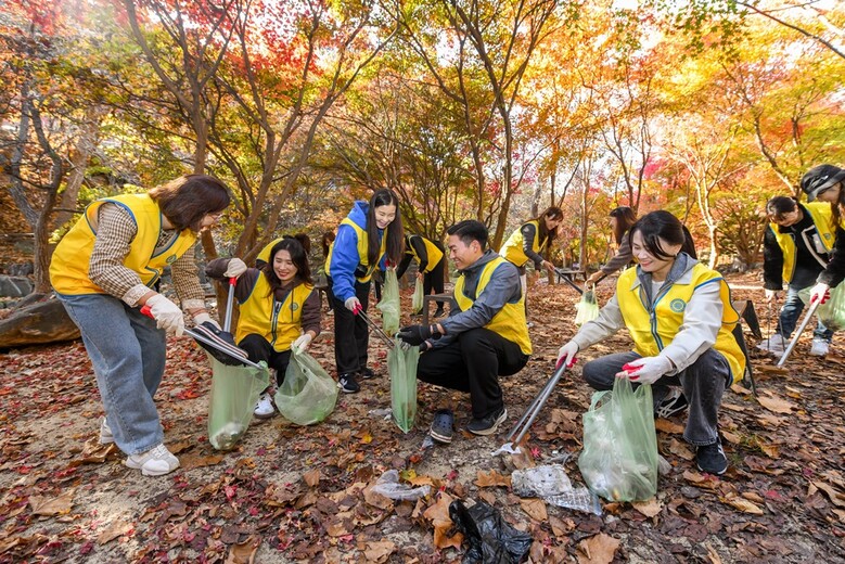하나님의 교회 신자들과 이들의 가족, 이웃 500여 명이 13일 동두천시 소요산에서 ‘희망의 숲’ 캠페인을 진행해 쓰레기와 낙엽 등을 수거했다.