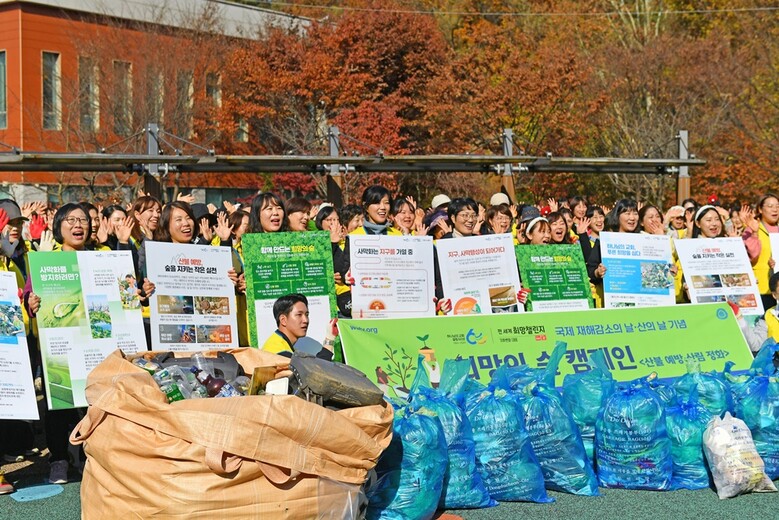 13일 동두천시 소요산에서 열린 하나님의 교회 ‘희망의 숲’ 캠페인 현장. 이날 수거한 쓰레기 250kg 가운데 70kg은 플라스틱 쓰레기를 분리배출한 것이다.