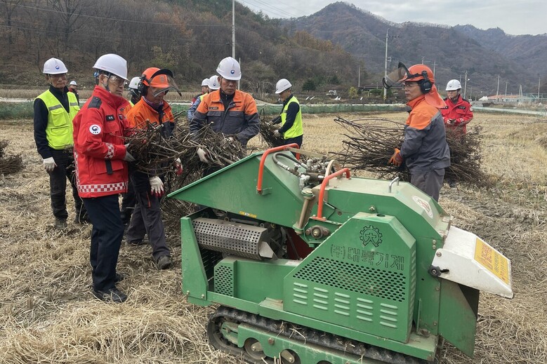 소각산불 예방을 위한 영농부산물 파쇄 캠페인(산림청 제공)