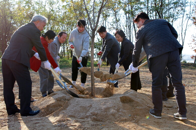 꿀벌위도격리육종장과 국립농업과학원 밀원포장에서 밀원수(蜜源樹, 꿀샘나무) 가꾸기 행사(농진청 제공)