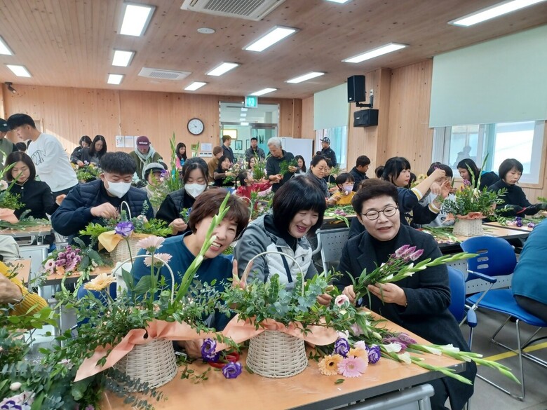상주 꽃 체험행사에 참석한 국민의힘 임이자(오른쪽) 의원이 시민들과 함께 꽃바구니는 만들고 있다.