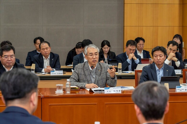 농협금융은 27일, 서울 중구 본사에서 '제2차 농협금융 ESG전략협의회'를 개최했다. 이석준 NH농협금융지주 회장(가운데)이 회의를 주재하고 있다.(농협금융 제공)