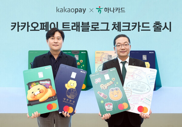 이호성 하나카드 대표(사진 오른쪽)와 신원근 카카오페이 대표(왼쪽)가 카카오페이 트래블로그 체크카드 출시를 기념해 기념촬영을 하고 있는 모습. (하나카드 제공)