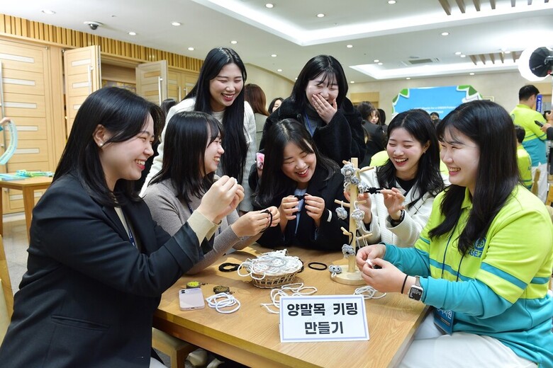 ASEZ WAO 환경콘서트에서 참가자들이 부대행사로 마련된 양말목 열쇠고리 만들기에 참여해 즐거운 한 때를 보내고 있다.