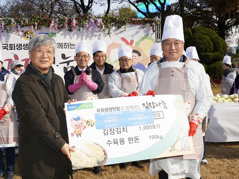 한돈자조금은 ‘국회 생생텃밭 김장나눔’ 행사에서 서울역쪽방상담소, 에이블아트에 수육용 한돈 100kg을 기부했다.