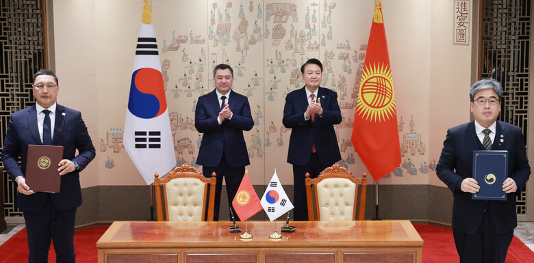임상섭 산림청장(오른쪽)과 아지케예프 보벡(Boobek Azhikeev) 키르기스스탄 비상사태부 장관(왼쪽)이 3일 서울 용산 대통령실 청사에서 윤석열 대통령과 자파로프 사디르(Sadyr Japarov) 키르기스스탄 대통령이 임석한 가운데 한-키르기스스탄 산림 협력 양해각서(MOU)를 체결하고 있다. (산림청 제공)
