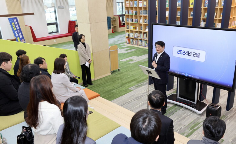 권재한 농촌진흥청장은 4일 전북 전주시 농촌진흥청 농업과학도서관에서 열린 '2024 그린프런티어 혁신 활동 성과공유회'에서 그린프런티어로 활동한 농진청 엠제트 세대 직원들과 기념촬영을 하고 있다.(농촌진흥청 제공)