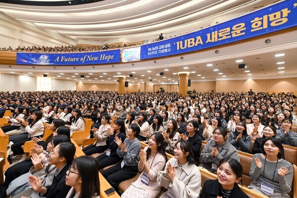 하나님의 교회 대학생들이 주축이 된 '새로운 희망' 행사에는 외교관, 학계·언론계·시민사회계 등 각계 인사와 시민 총 1600명이 참석했다.