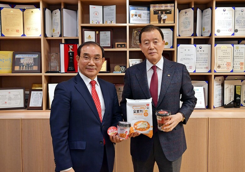 농업회사법인 ㈜영풍 방문 기념사진 (오른쪽부터 aT 홍문표 사장, 농업회사법인㈜영풍 조재곤 대표)