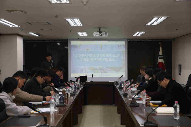 어제(11일) 열린 ‘한돈팜스 프로그램 고도화 용역 결과 보고회’에서 한돈미래연구소 이병석 부소장이 연구결과를 발표하고 있다.(한돈자조금 제공)