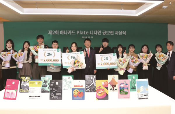 하나카드 이석 디지털글로벌그룹장(사진 가운데)과 최태환 손님관리부장(오른쪽 첫번째)이 수상자들과 기념촬영을 하고 있다] (하나카드 제공)