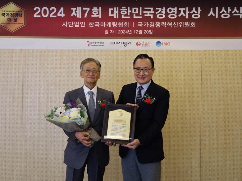 이병만 동오그룹 회장이 농산업 혁신을 통해 미래농업을 선도한 공로를 인정받아 ‘2024 제7회 대한민국경영자상’을 수상했다. 왼쪽부터 이병만 동오그룹 회장, 이해선 한국마케팅협회 회장(동오그룹 제공)