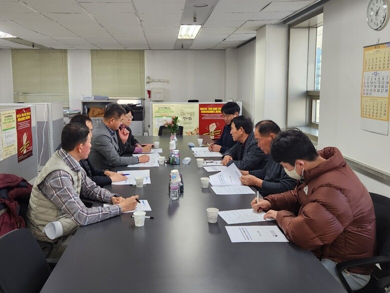 지난 12월 23일 한국화훼자조금협의회 사무실에서 '화훼산업 발전 및 화훼문화 진흥에 관한 법률'( 화훼산업법) 재사용화환 표시 및 조사, 관련 발전 방안 등을 주제로 관계 기관•단체의 간담회가 열렸다.(한국화훼자조금협의회 제공)