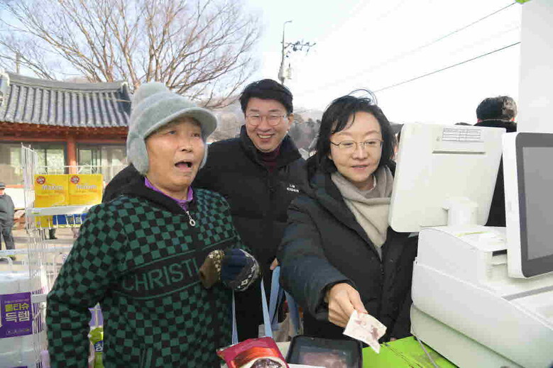 식약처장 내집앞 이동장터 시범사업 현장(전북특별자치도 진안읍 소재, 평촌마을회관)을 방문하여 운영 상황을 점검(식약처 제공)
