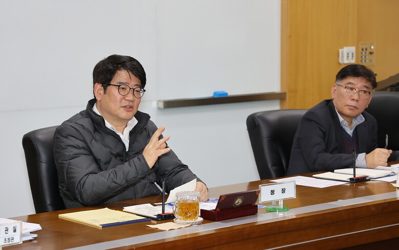 권재한 농촌진흥청장은 6일 전북 전주시 농촌진흥청에서 '농업인학습단체장 신년 간담회'를 열고 농업 연구개발 혁신 방안 등 주요 업무 추진 방향을 공유하고 단체별 협력 사항을 논의하고 있다. (농촌진흥청 제공)