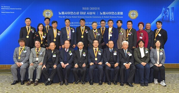 대한민국 노벨사이언스상 대상 시상식에서 하나님의 교회 총회장 김주철 목사(앞줄 왼쪽에서 여섯째)와 함께 수상자들이 함께 기념촬영을 하는 모습.