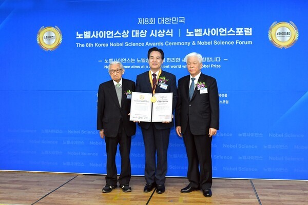 하나님의 교회가 지속가능한 평화 확산에 기여한 공로로 지난달 27일 노벨사이언스상 세계평화봉사대상을 받았다. 왼쪽부터 조완규 한국노벨사이언스위원회 명예고문(前 서울대 총장), 하나님의 교회 총회장 김주철 목사, 이도수 노벨사이언스 회장.