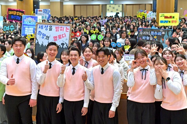 '학생 새노래 페스티벌'은 학생들이 음악으로 소통하고 화합하는 축제다. 합창단원들은 물론 참석자들 모두 신나게 행사를 즐겼다.