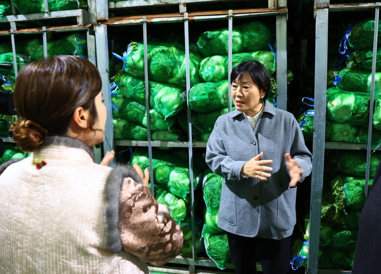 농식품부 송미령 장관(사진 오른쪽)이 도미솔식품 박미희 대표(사진 왼쪽)로부터 겨울배추 공급 및 저장 동향 등에 대해 이야기를 듣고 있다