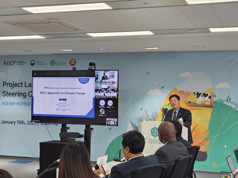 박태선 한국농어촌공사 기반사업이사가 사업 출범식에서 메탄 감축사업의 방향과 기후 위기에 대응한 공사의 사업과 노력에 대해 발표하고 있다.