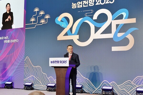 한두봉 KREI 원장이 개회사를 하고 있다.