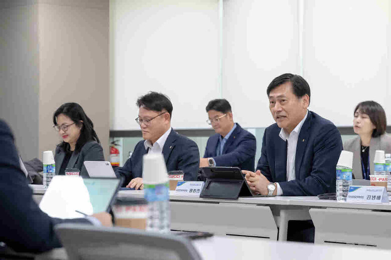 농협금융은 20일, 서울 중구 소재 본사에서 2025년 제1차 자산운용전략회의를 개최했다. 황종연 부사장이 자산운용전략회의를 주재하고 있다.(농협금융지주 제공)