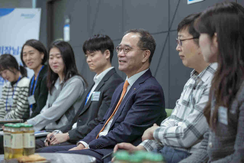 이찬우 회장은 4일, 서울 용산구 소재 고객행복센터에서 직원들의 의견을 청취하고 있다.(NH농협금융지주 제공)